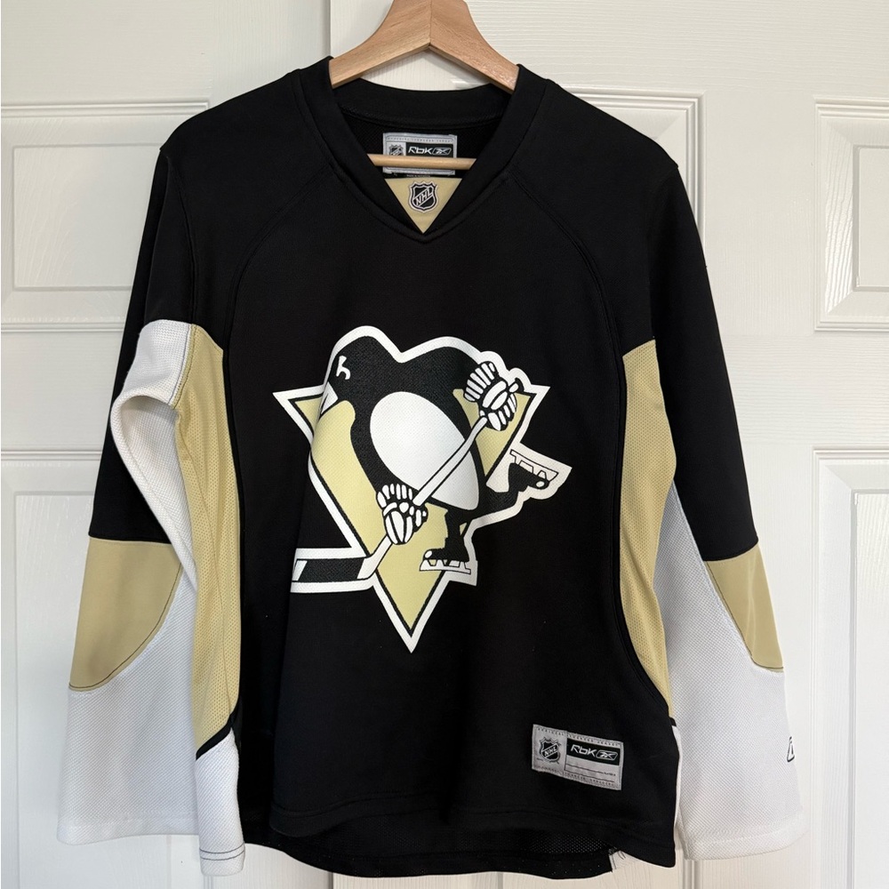 Reebok Black and White Hockey Jersey Classic Design